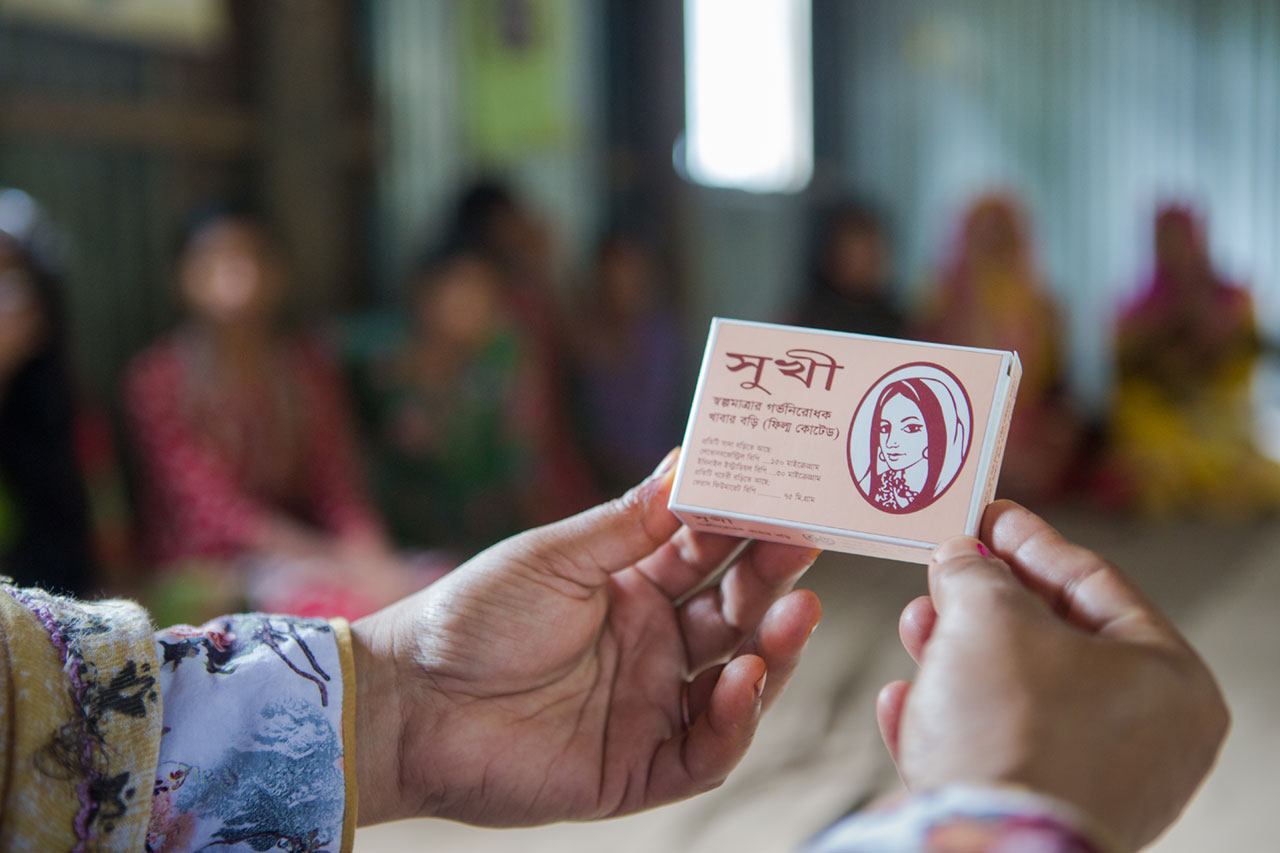 Community outreach facilitator discusses a family planning method