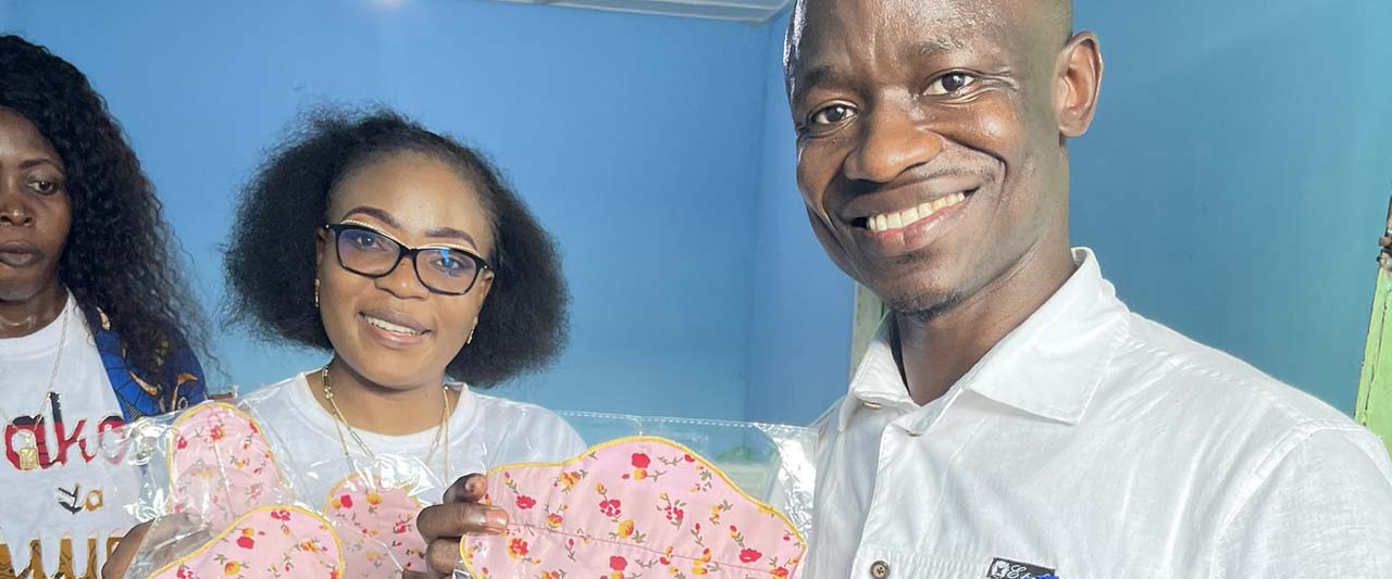 Ipas DRC trains women to produce reusable sanitary napkins.