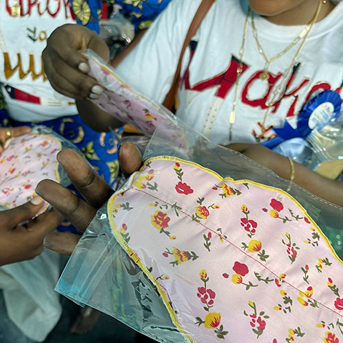 Ipas DRC trains women to produce reusable sanitary napkins.