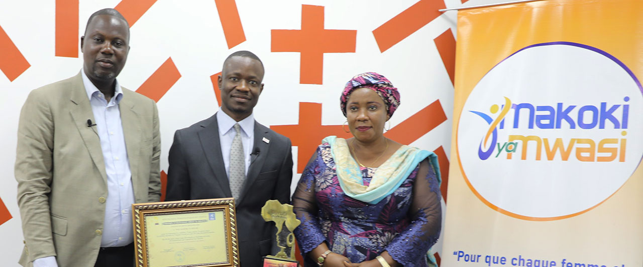 Director of Ipas DRC received trophy and diploma at award ceremony