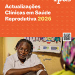 A health worker speaks with a woman in a clinic. The top reads, “Atualizações Clínicas em Saúde Reprodutiva 2026.” The Ipas logo and a QR code are visible.