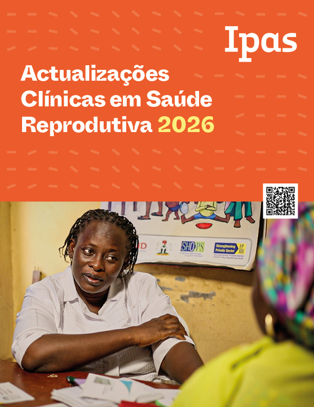 A health worker speaks with a woman in a clinic. The top reads, “Atualizações Clínicas em Saúde Reprodutiva 2026.” The Ipas logo and a QR code are visible.